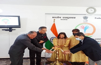  Para comenzar varias actividades relacionadas con el 17 Pravasi Bharatiya Divas, el Embajador Abhishek Singh se unio a miembros de la diaspora india para encender la lampara tradicional india.